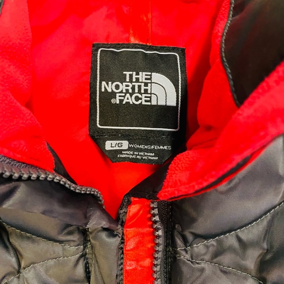 EUC Women’s The North Face Vest - Picture 3 of 6